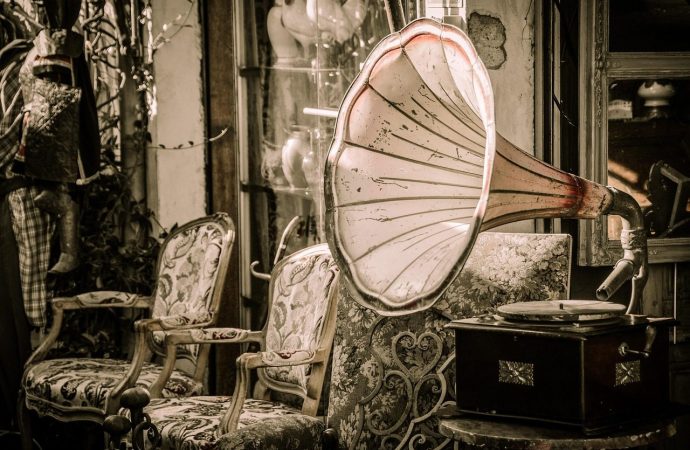 کس کس نے گراموفون پر گانے سنے ہیں ؟